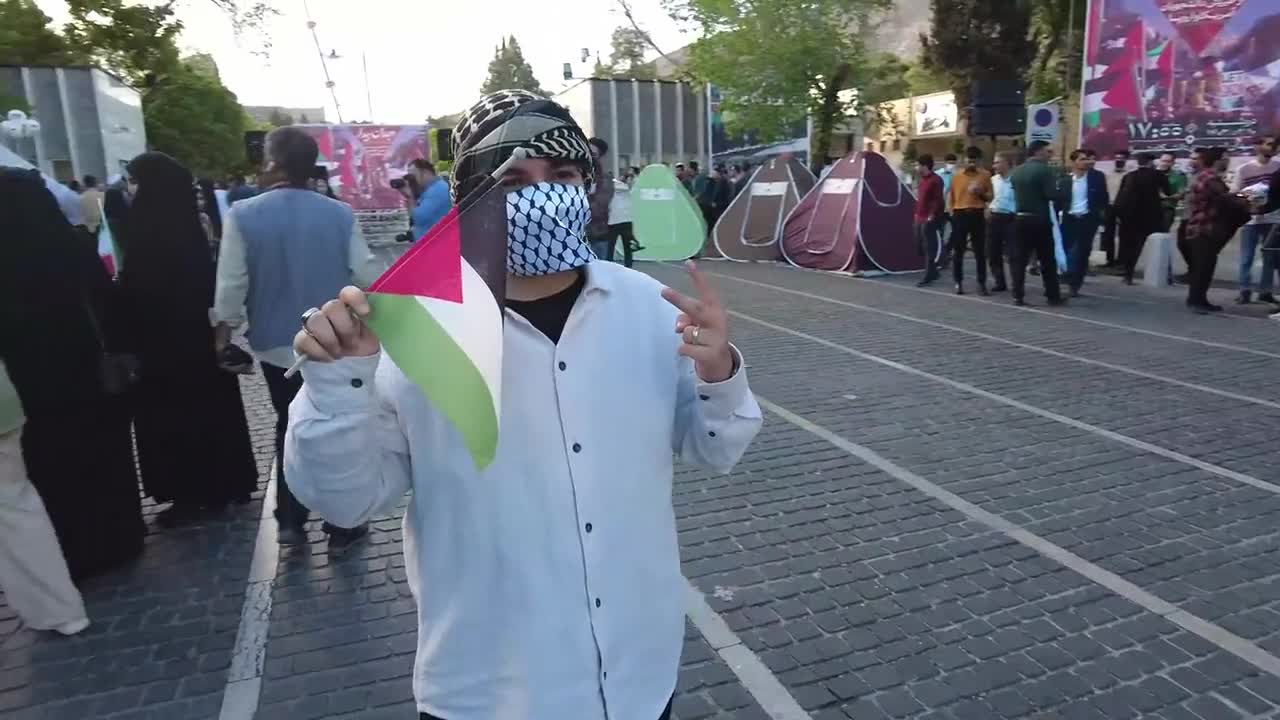 تجمع دانشگاهیان دانشگاه های شیراز در حمایت از خیزش دانشجویان آمریکا و اروپا