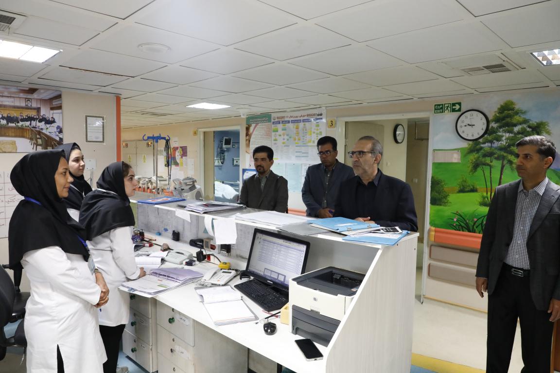 بازدید رییس دانشگاه علوم پزشکی شیراز از بخشهای مختلف مرکز آموزشی درمانی نمازی در 12 فروردین ماه 1403 به روایت تصویر