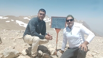 صعود موفقیت‌آمیز دو نفر از کارکنان بیمارستان زرقان به قله دنا